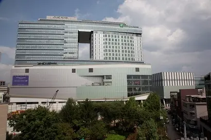 AK플라자를 운영하는 AKS&D와 자회사 마포애경타운의 합병이 약 보름 만에 무산됐다. 마포애경타운의 적자 구조로 인한 AKS&D의 재정 부담이 작용한 것으로 보인다. 서울 동교동 삼거리에 위치한 애경 본사. 사진=이종훈 기자