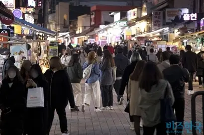 국내 코로나19 하루 신규 확진자 수가 5000명 내외를 넘나들던 지난 7일 저녁 서울 홍익대학교 인근은 사람들로 넘쳐났다. 사진=이종현 기자