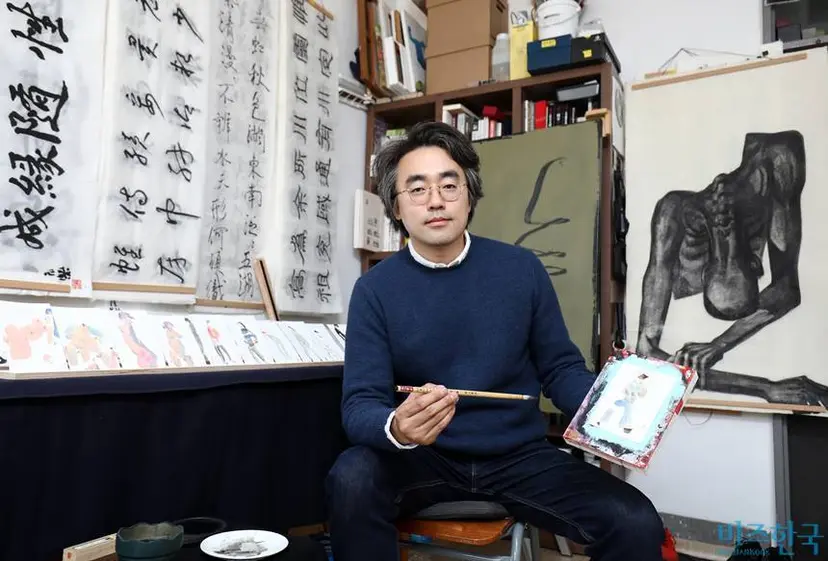 정원희 작가는 서예로 다진 필력으로 자신 주변의 평범한 사람들을 그린다. 사람의 형상을 묘사하기보다는 순간적으로 보이는 성격과 움직임을 획에 담아 표현한다. 붓글씨 쓰듯이. 사진=박정훈 기자
