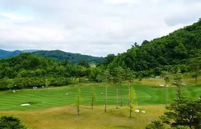 사실상 박현주 미래에셋 회장의 가족회사인 미래에셋컨설팅이 운영하는 세이지우드 홍천(옛 블루마운틴컨트리클럽). 계열사들에게 이 골프장을 이용하게 한 미래에셋그룹에 대해 검찰이 약식기소 했다. 사진=세이지우드 홍천 페이스북