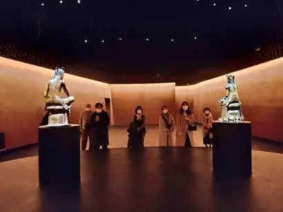 반가사유상은 인간의 생로병사를 고민하며 명상에 잠긴 싯다르타 태자의 모습에서 비롯되었다고 한다. 오른쪽의 반가사유상(1962-1)은 해와 초승달 모양이 결합된 화려하고 높은 일월식보관(日月飾寶冠)을 쓰고 있다. 사진=구완회 제공