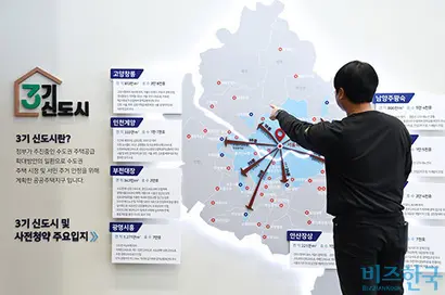 3기 신도시는 아직 부지 매입도 완료하지 못한 곳이 많다. 지난해 8월 서울시 송파구 장지동에 마련된 3기 신도시 사전청약 접수처에서 시설 관계자가 신도시 위치를 확인하고 있다. 사진=임준선 기자