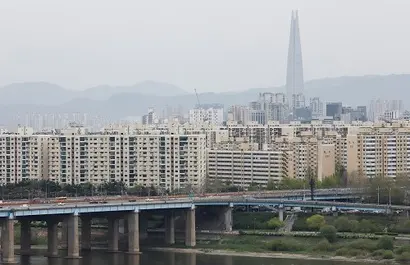 서울 강남구 압구정아파트지구의 재건축추진위원회가 신속통합기획에 잇따라 참여 의사를 밝혔다. 서울 압구정동 아파트단지 일대. 사진=임준선 기자