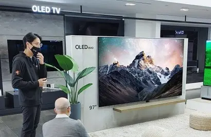 LG QLED TV. 디지털 아트 시장이 급성장하면서 가전업계는 거실 TV로 디지털 예술작품을 거래하고 즐길 수 있는 미래를 구상하고 있다. 사진=LG전자 제공