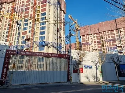 서울시는 자양1·2구역의 현금청산자 비율이 높은 만큼 이들의 반대가 클 경우 사업 추진이 어려울 수 있다고 미선정 이유를 설명했다. 자양 2구역 인근에서 주택재건축 정비사업 공사가 한창이다. 사진=강은경 기자