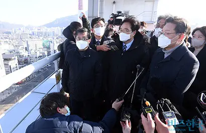 이재명 더불어민주당 대선 후보(오른쪽)가 노원지역구 김성환, 고용진, 우원식의원과 함께 13일 서울 노원구의 한 건물에 올라 노후 아파트를 둘러보고 있다. 사진=국회사진취재단