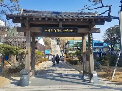 대게 전문점을 지나면 일본식 기와 지붕을 얹은 ‘구룡포 일본인 가옥거리’가 나온다. 2011년 포항시가 정비 사업을 통해 남아 있던 일본인 가옥을 보수해 만들었다.  사진=구완회 제공
