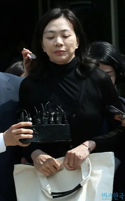 조현아 전 대한항공 부사장이 2019년 7월 필리핀 가사도우미 불법 고용 혐의로 서울중앙지방법원 1심 선고공판을 마친 후 법원을 나서는 모습. 사진=비즈한국DB