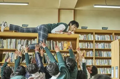 학교가 배경인 덕분에 ‘지금 우리 학교는’은 그간 볼 수 없었던 신선한 장면들이 다수 등장한다. 급식실에서 벌어지는 격투, 도서관에서 좀비떼를 피해 도망치는 신들은 학원물이기에 가능했던 장면들이다. 사진=넷플릭스 제공