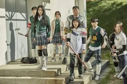 ‘지금 우리 학교는’은 영화 ‘부산행’은 거론하지만 세월호 참사에 대해 거론하진 않는다. 그러나 어른들을 믿고 기다렸다 참변을 당했던 세월호의 아픔은 이 작품에 진하게 담겨 있다. 어른들의 구조를 기다리던 학생들은 스스로를, 그리고 서로를 지키기 위해 분연히 일어선다. 사진=넷플릭스 제공
