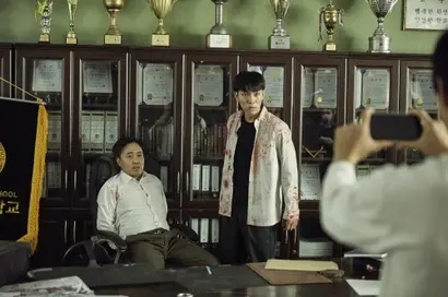 책임감 없는 어른의 모습은 학생들을 지켜야 할 1차적인 책임이 있는 교사들에서부터 그려진다. 왕따와 학폭 문제가 발생해도 사건을 덮는 데 급급하던 교장(엄효섭)을 위시로 학생부장 교사 정용남(윤경호) 등은 이병찬 선생이 요나스 바이러스를 만들게 되는 원인 중 하나다. 사진=넷플릭스 제공