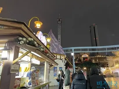 롯데월드 내 매장에서 음식을 팔고 있다. 사진은 기사의 특정 내용과 관련 없다. 사진=전다현 기자