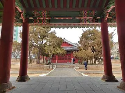 내삼문 너머로 관우상을 모신 정전이 보인다. 사진=구완회 제공
