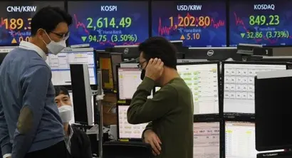 1월 27일 오후 서울 중구 KEB하나은행 딜링룸 전광판. 사진=최준필 기자