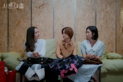 열심히 살아온 세 친구. 어느 정도 안정됐을 나이라 여겨지는 서른아홉 살이지만, 입양아 출신으로 피부과 원장이 된 차미조는 공황장애를 앓고 있고, 걸걸한 입담을 자랑하는 정찬영은 정작 옛 연인의 끊을 놓지 못하며, 백화점 화장품 매니저로 일하는 장주희는 아픈 엄마를 부양하느라 여지껏 제대로 된 연애를 못했다. 사진=JTBC 홈페이지