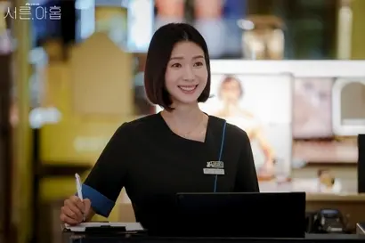 세 친구 중 가장 눈여겨보게 되는 장주희. 서비스업 현장에서 무수히 많은 시간 고객의 갑질을 견디고, 암 투병을 했던 어머니를 보살피느라 정작 자신의 삶은 제대로 돌보지 못한 인물. 친구들이 없는 시간, 술로 자신을 위로하는 그를 보며 동질감을 느끼는 현대인이 꽤 있지 않을까. 사진=JTBC 홈페이지