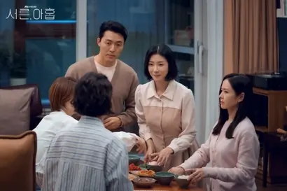시한부 삶을 맞은 정찬영으로 인해 미조-찬영-주희의 관계는 물론 이들의 가족, 이들의 연인에게도 여파가 미치게 된다. 서른아홉은 아직 젊지만, 분명 중년의 문턱에 들어선 나이. 결코 죽음과 동떨어진 나이가 아니라는 점에서 이 연령대 시청자의 공감을 사는 부분이 있다. 사진=JTBC 홈페이지
