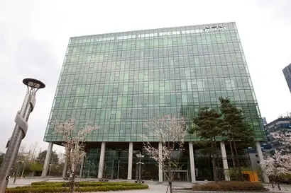 LS일렉트릭과 NHN은 각각 핵심으로 꼽히는 사업을 물적분할하는 절차에 들어갔다. LS일렉트릭 안양 사옥(위)과 NHN 판교 사옥. 사진=각 사 제공