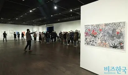 23일 오후 인사아트센터 1층 본전시장에서 열린 ‘2022 한국미술응원프로젝트展’ 개막식. 사진=박정훈 기자