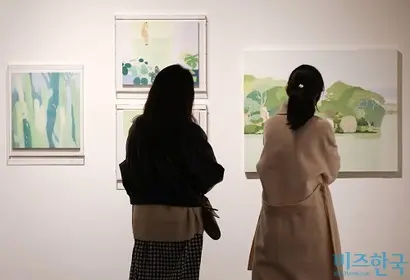 23일 오후 인사아트센터 1층 본전시장에서 열린 ‘2022 한국미술응원프로젝트전’을 관람하는 시민들 모습. 사진=박정훈 기자