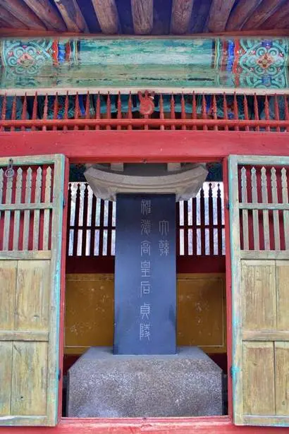 비각에 모셔진 신덕왕후 비석. 사진=구완회 제공