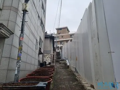 공공재개발 후보지에 선정된 성북1구역에도 2~3년 전 허가를 받은 신축 빌라들이 뒤늦게 착공되고 있다. 사진=강은경 기자