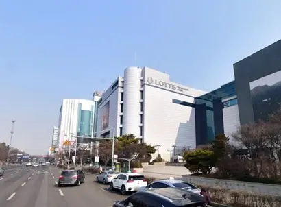 인천시가 공공기여사전협상제 1호 사업으로 ‘구 롯데백화점 인천점 개발 사업(예술회관역복합개발프로젝트)’을 선정했지만, 인천경찰청의 반대로 난개발 우려가 있다. 사진=네이버지도 거리뷰