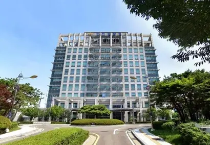 인천경찰청이 맞은편에 들어설 예정인 인천시의 공공기여사전협상제 1호 사업 ‘구 롯데백화점 인천점 개발 사업’을 반대하고 있다. 사진=네이버지도 거리뷰