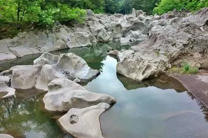 한라산 남북으로는 끈적한 용암이 흘러 울퉁불퉁 깊은 계곡이 생겨났다. 신선이 찾는다는 ‘방선문 계곡’도 그렇게 탄생했다. 사진=구완회 제공