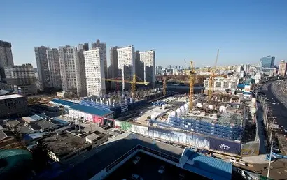 정부는 건설현장에서 노조의 채용 강요, 금품 요구 등으로 인한 공사 기간 지연이나 비조합원의 채용 기회 상실 등 문제가 심각하다고 보고 행동에 나섰다. 사진은 서울의 한 아파트 공사현장으로 사진의 특정 내용과 관련 없다. 사진=고성준 기자