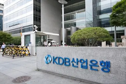 잇달아 기업 매각에 실패한 산업은행을 두고 역할 재편이 필요하다는 주장이 정치권에서 제기되고 있다. 서울 여의도에 위치한 KDB 산업은행. 사진=임준선 기자