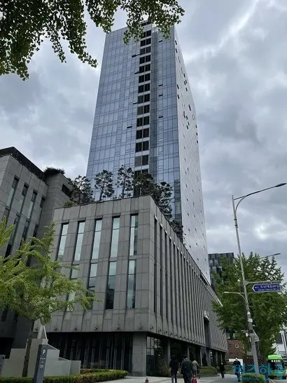 SM 최대주주인 이수만 총괄프로듀서가 최근 서울시 강남구 청담동에 위치한 고가의 오피스텔 2채를 매매한 것으로 확인했다. 피엔폴루스는 강남구 청담동에 위치했다. 사진=전다현 기자