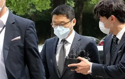 CNT85를 둘러싼 의혹은 무자본인수 기업사냥 의혹이 제기된 파티게임즈 사태와 연결된다. 당시 CNT85에 인수자금을 지원한 상상인그룹의 유준원 대표가 2020년 6월 19일 불법대출 의혹으로 영장실질심사를 받기 위해 서울중앙지법에 들어서는 모습. 사진=연합뉴스