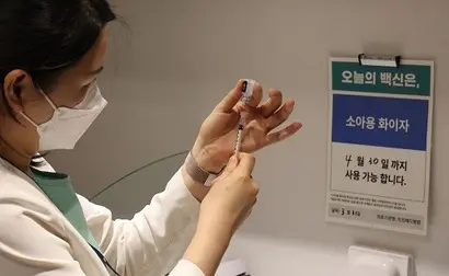 코로나19 엔데믹이 도래하면서 백신과 치료제의 수요가 줄어들 것이라는 시각도 있지만 업계는 글로벌 의존도를 낮추고 백신 주권을 확보하는 전환점을 마련해야 한다고 말한다. 지난 3월 31일 서울 시내 병원에서 의료진이 백신 접종을 준비하고 있다. 사진=사진공동취재단