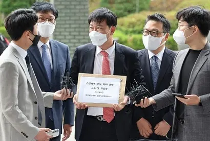 테라와 루나의 폭락으로 손실을 본 투자자들이 권도형 테라폼랩스 대표를 고소했다. 사진은 투자자를 대신해 고소장을 제출하는 법무법인 LKB앤파트너스 변호사. 사진=연합뉴스