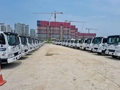 호수공원 인근에 주차돼 있는 청소차 모습. 청소차고지가 없어 대전광역시의 환경미화원들은 호수공원이나 골목길에 청소차를 주차하고 있다. 사진=한국노총 연합노련 대전광역시환경노조