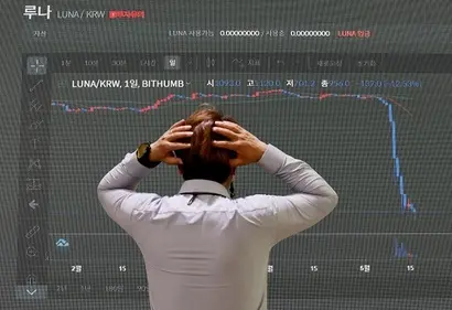 최근 한국산 가상화폐 루나와 테라USD(UST)의 폭락사태가 벌어진 가운데 17일 오전 서울 서초구 빗썸 고객센터 전광판 앞에 한 관계자가 가상화폐 ‘루나’ 시세를 보고 있다. 사진=박정훈 기자
