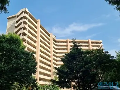신반포4차 아파트 전경. 신반포2차·4차 아파트가 서울시로부터 신통기획 사업과 관련, 의사 재확인을 요청받아 주민을 대상으로 설문 조사를 진행 중이다. 사진=강은경 기자