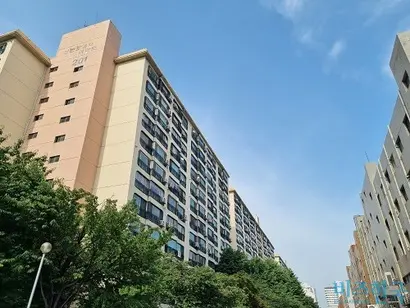 신반포2차 아파트 전경. ‘민간이 주도하되 공공이 돕는다’는 신통기획은 사업 기간 단축이라는 혜택만 볼 것으로 예측되는 사업지들에 사업 진행 의사를 다시 묻고 있다. 사진=강은경 기자