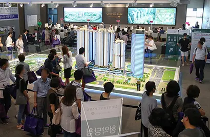 2017년 6월 30일 서울 용산구에 문을 연 용산센트럴파크해링턴스퀘어 견본주택을 찾은 시민들이 내부를 살펴보고 있다. 사진=연합뉴스