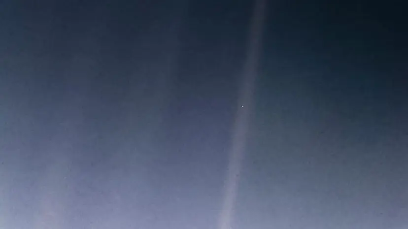 약 60억 km 떨어져 촬영한 지구, 창백한 푸른 점으로만 보인다. 사진=NASA/JPL