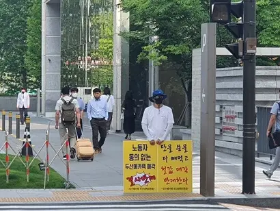 두산에너빌리티가 자회사 두산메카텍을 범한산업에 1000억 원 대에 매각하기로 결정한 가운데 임직원들이 졸속 매각이라며 반발하고 있다. 지난 7일 경상남도 창원공장 앞 매각 반대 집회(앞)와 지난 3일 경기 분당두산타워 앞에서 노조원이 매각 반대 1인 시위를 하는 모습. 사진=금속노조 두산메카텍지회 제공