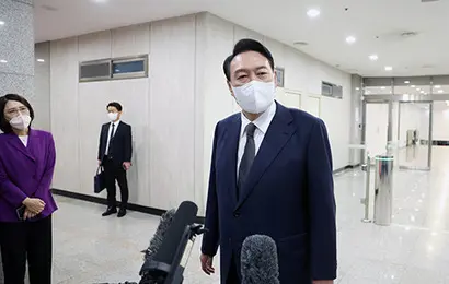 윤석열 대통령이 17일 서울 용산 대통령실청사로 출근하며 기자들의 질문에 답하고 있다. 사진=연합뉴스