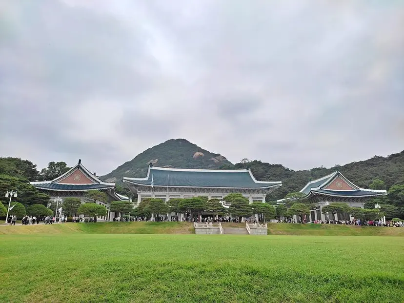 청와대 본관 전경. 청와대 개방 초기에는 사람이 몰려 관람 예약이 힘들었으나, 예약 방식이 선착순으로 바뀌고 하루 관람 인원도 늘어 지금은 주말 예약도 어렵지 않다. 사진=구완회 제공