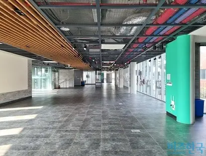 파크 내 시민 공유 공간(위)과 텅 빈 전시 공간. 사진=강은경 기자