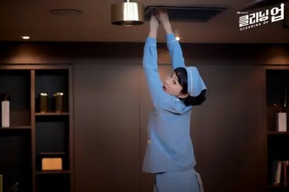 청소부로 근무하는 증권회사에서 내부자 거래를 하는 직원의 말을 엿듣게 된 우용미. 돈을 벌기 위해 아예 직원의 방에 도청기를 심어 놓으며 내부자 거래에 발을 들인다. 사진=JTBC 제공