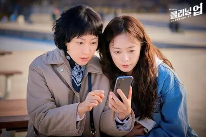 도청기로 들은 정보로 인수합병을 앞둔 3D 프린터 회사 주식을 사곤 ‘떡상’하는 것을 보고 기뻐하는 우용미와 안인경. 이때까지만 해도 이들의 종잣돈은 작고 귀여운 수준이다. 사진=JTBC 제공