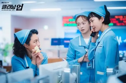 용미와 인경의 내부자 거래를 눈치채고 동맹을 맺게 된 맹수자. 수자까지 합심하며 세 사람은 도청기로 엿듣는 수준을 넘은 거래에 나선다. 사진=JTBC 제공