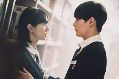 스틸만 보면 빤한 하이틴 로맨스물 같지만 여학생 한겨울의 정체는 킬러, 남학생 서여름은 어머니의 죽음이란 트라우마를 잊고자 제 몸 바쳐 폭행을 당하는 독특한 인물이다. 하드코어 액션 로맨스, 핑크빛 아닌 핏빛 로맨스물 ‘최종병기 앨리스’. 사진=왓챠 제공