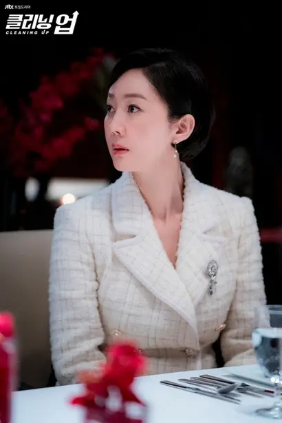 청소부 옷을 입어도, 청담동 사모님 룩을 입어도 찰떡처럼 소화하는 염정아는 ‘SKY 캐슬’의 곽미향에 이어 욕망하는 캐릭터 우용미를 맡아 열연한다. 사진=JTBC 제공